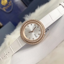 实拍 伯爵-PIAGET 女士腕表 瑞士石英机芯 316L精钢表壳 真牛皮表带 尺寸34*8mm 蓝宝石玻璃镜面 简约的设计,大胆而多彩的配色,以及旋转表圈是伯爵品牌 Possession腕表的特质所在。通过品牌制表师们天马星空的创意,将各个亮色的表带与贵金属、钻石、精钢材质相融,通过圆形盘面的演绎,令全新的 Possession腕表越发闪耀夺目,给人眼前一亮之感。