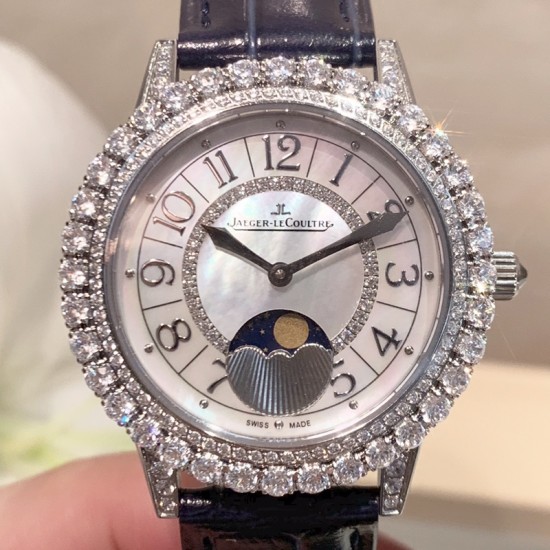 实拍 积家-Jaeger-LeCoultre DAZZLING RENDEZ- VOUS MOON约会系列月相珠宝腕表月之女神,是浪漫与柔美的象征,她掌管着大自然中的潮起潮落和季节更替,是艺术家与诗人们的灵感源泉,在温润莹亮的白色珍珠母贝映衬下,晶莹璀璨的钻石散发出夜空般的静谧之美,表圈镶嵌108颗 钻石,组成两个环绕表壳的同心圆。由36颗以爪镶工艺镶嵌的 钻石组成的外圈,为光芒闪耀的表圈营造出轻盈美妙的质感,尺寸36mm的精钢表壳搭配进口瑞士石英,采用蓝宝石水晶玻璃。 实拍 积家-Jaeger-LeCoultre DAZZLING RENDEZ- VOUS MOON约会系列月相珠宝腕表月之女神,是浪漫与柔美的象征,她掌管着大自然中的潮起潮落和季节更替,是艺术家与诗人们的灵感源泉,在温润莹亮的白色珍珠母贝映衬下,晶莹璀璨的钻石散发出夜空般的静谧之美,表圈镶嵌108颗 钻石,组成两个环绕表壳的同心圆。由36颗以爪镶工艺镶嵌的 钻石组成的外圈,为光芒闪耀的表圈营造出轻盈美妙的质感,尺寸36mm的精钢表壳搭配进口瑞士石英,采用蓝宝石水晶玻璃。