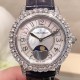 实拍 积家-Jaeger-LeCoultre DAZZLING RENDEZ- VOUS MOON约会系列月相珠宝腕表月之女神,是浪漫与柔美的象征,她掌管着大自然中的潮起潮落和季节更替,是艺术家与诗人们的灵感源泉,在温润莹亮的白色珍珠母贝映衬下,晶莹璀璨的钻石散发出夜空般的静谧之美,表圈镶嵌108颗 钻石,组成两个环绕表壳的同心圆。由36颗以爪镶工艺镶嵌的 钻石组成的外圈,为光芒闪耀的表圈营造出轻盈美妙的质感,尺寸36mm的精钢表壳搭配进口瑞士石英,采用蓝宝石水晶玻璃。 实拍 积家-Jaeger-LeCoultre DAZZLING RENDEZ- VOUS MOON约会系列月相珠宝腕表月之女神,是浪漫与柔美的象征,她掌管着大自然中的潮起潮落和季节更替,是艺术家与诗人们的灵感源泉,在温润莹亮的白色珍珠母贝映衬下,晶莹璀璨的钻石散发出夜空般的静谧之美,表圈镶嵌108颗 钻石,组成两个环绕表壳的同心圆。由36颗以爪镶工艺镶嵌的 钻石组成的外圈,为光芒闪耀的表圈营造出轻盈美妙的质感,尺寸36mm的精钢表壳搭配进口瑞士石英,采用蓝宝石水晶玻璃。