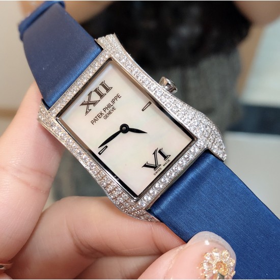 实拍 PATEK PHILIPPE百达翡丽系列 女士腕表(白金表壳搭配沙丁布带,表圈镶嵌天然锆石,蓝宝石玻璃,搭载瑞士石英机芯,尺寸30*34*7毫米) 实拍 PATEK PHILIPPE百达翡丽系列 女士腕表(白金表壳搭配沙丁布带,表圈镶嵌天然锆石,蓝宝石玻璃,搭载瑞士石英机芯,尺寸30*34*7毫米)