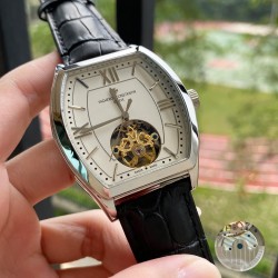 酒桶精品大飞轮新品⌚【最新】：江诗丹顿最佳设计独家首发【类型】：精品男士腕表【表带】：真牛皮表带【机芯】：高端全自动机械机芯【镜面】：矿物质强化玻璃（更高清）品味高雅 浩瀚大气 匠心独运 腕间瑰宝尺寸：直径42mm厚12mm热卖上市！欢迎转载！