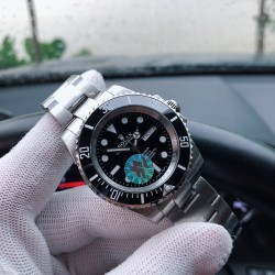SJ出品 【品牌】劳力士--ROLEX 【类型】男士腕表 Y8【机芯】全自动机械机芯【材质】316L精钢表壳【表镜】矿物强化玻璃镜面【皮质】胶带/钢带（可选）【尺寸】直径40mm 厚度12mm【特性】潜航者系列，专门为潜水爱好者所设计的产品，时尚硬朗，个性独特  三杰精致推荐男士机械腕表 SJ为你精心挑选超真实实物图拍摄