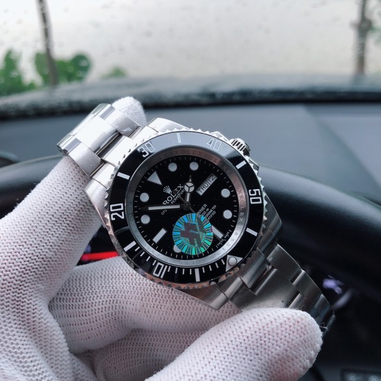 SJ出品 【品牌】劳力士--ROLEX 【类型】男士腕表 Y8【机芯】全自动机械机芯【材质】316L精钢表壳【表镜】矿物强化玻璃镜面【皮质】胶带/钢带(可选)【尺寸】直径40mm 厚度12mm【特性】潜航者系列,专门为潜水爱好者所设计的产品,时尚硬朗,个性独特 三杰精致推荐男士机械腕表 SJ为你精心挑选超真实实物图拍摄 SJ出品 【品牌】劳力士--ROLEX 【类型】男士腕表 Y8【机芯】全自动机械机芯【材质】316L精钢表壳【表镜】矿物强化玻璃镜面【皮质】胶带/钢带(可选)【尺寸】直径40mm 厚度12mm【特性】潜航者系列,专门为潜水爱好者所设计的产品,时尚硬朗,个性独特 三杰精致推荐男士机械腕表 SJ为你精心挑选超真实实物图拍摄