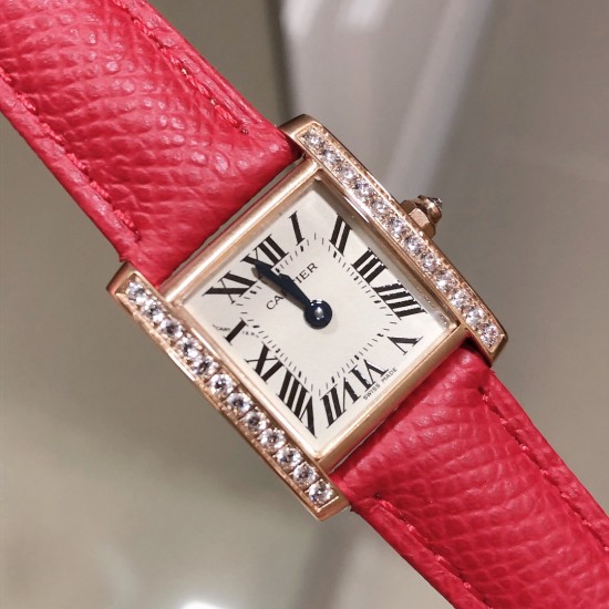 实拍卡地亚-CARTIER2020最新卡地亚法国坦克Cartier Tank Franaise系列,一款百搭性价比又高的手表 搭配全新专柜欧版风格定制的原厂表带,进口瑞士石英机芯。八角形表冠,镶嵌一颗凸圆形合成尖晶石,剑形蓝钢指针,蓝宝石水晶镜面,采用与原装一致的实心内罩,尺寸:25 x 20mm。佩戴舒适柔软服帖,上手显得高贵又典雅,很气质很女人独家货源。 实拍卡地亚-CARTIER2020最新卡地亚法国坦克Cartier Tank Franaise系列,一款百搭性价比又高的手表 搭配全新专柜欧版风格定制的原厂表带,进口瑞士石英机芯。八角形表冠,镶嵌一颗凸圆形合成尖晶石,剑形蓝钢指针,蓝宝石水晶镜面,采用与原装一致的实心内罩,尺寸:25 x 20mm。佩戴舒适柔软服帖,上手显得高贵又典雅,很气质很女人独家货源。