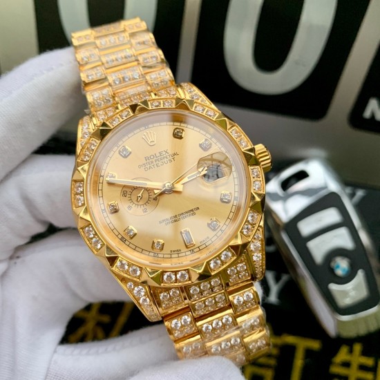 特别推荐新款劳力士满天星镶钻系列电镀18K金土豪金,整个手表采用进口南非钻纯手工四爪镶钻制作而成.永不掉钻的承诺,整个手表佩戴起来显得更加有档次大气,男神值得拥有!尺寸41毫米、厚度12毫米、全自动机械表搭配原装进口机芯 9⃣️字位24小时计时功能,性能稳定 零返俢 蓝宝石耐划玻璃镜面,316原钢精工打磨,高端字面厂精心设计的表盘,精益求精⚠️请认准独家品质 特别推荐新款劳力士满天星镶钻系列电镀18K金土豪金,整个手表采用进口南非钻纯手工四爪镶钻制作而成.永不掉钻的承诺,整个手表佩戴起来显得更加有档次大气,男神值得拥有!尺寸41毫米、厚度12毫米、全自动机械表搭配原装进口机芯 9⃣️字位24小时计时功能,性能稳定 零返俢 蓝宝石耐划玻璃镜面,316原钢精工打磨,高端字面厂精心设计的表盘,精益求精⚠️请认准独家品质