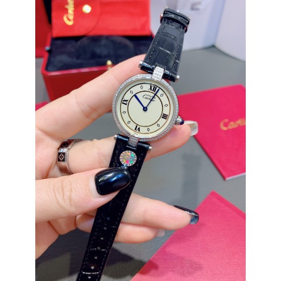 经典永不过时的Cartier卡地亚圆盘中古腕表YYDS❤️一只很复古情结的卡地亚mustbe它来了。30mm表盘大小刚刚好,优雅大方且不失气质的韵味,蓝宝石把头在阳光下依旧纯洁透亮闪耀✨设计大气且耐看,卡地亚罗马文字表盘复古时尚,设计大气且耐看,蓝宝石水晶镜面,表盘两头以简洁的T形金属衔接表带,采用意大利牛皮表带,压鳄鱼纹花色,双面皮透气好,中古美表不仅满满的vintage韵味,酷辣御姐或温柔甜姐都可驾驭的加分款 经典永不过时的Cartier卡地亚圆盘中古腕表YYDS❤️一只很复古情结的卡地亚mustbe它来了。30mm表盘大小刚刚好,优雅大方且不失气质的韵味,蓝宝石把头在阳光下依旧纯洁透亮闪耀✨设计大气且耐看,卡地亚罗马文字表盘复古时尚,设计大气且耐看,蓝宝石水晶镜面,表盘两头以简洁的T形金属衔接表带,采用意大利牛皮表带,压鳄鱼纹花色,双面皮透气好,中古美表不仅满满的vintage韵味,酷辣御姐或温柔甜姐都可驾驭的加分款