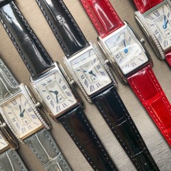 渠道货！浪琴表黛绰维纳鳄鱼皮系列！20.80 X 32.00mm 石英女士腕表！正品机芯L178石英机芯！拥有低电量提醒功能！石英机芯没电了秒针会四秒一跳！这个时候就需要换电池啦！浪琴排名皇后级别的当属黛绰维纳系列女表 以意大利语中的Dolce Vita为名 寓意甜美生活 寓意意式生活邂逅现代浪漫 通过几何线条与柔美曲线塑造出现代优雅与妩媚姿态 银色表盘的雕花、贝母表盘上镶嵌13颗钻石，以及蓝钢指针等精致细节都烘托出佩戴者纯正的优雅与贵气