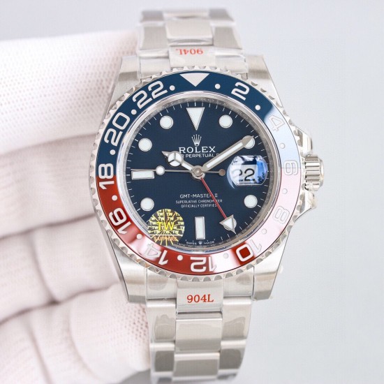 ROLEX 劳力士 GMT格林尼治 采用专柜机芯3285一体机芯蓝游丝和原版同样通过调试时针快跳调整日历的功能瞬跳，和原版一样的GMT双时区表针在底部时针上面的第二层，由下到上的顺序为：时针-双时区针-分钟-秒钟。[666][666]本次可乐/国米圈可以说是95%以上的相似度/在各个角度均有这个95%水准。后续有详细颜色对比。本次圈口为独立开发，区别于市面上的任何版本。[强]表盘/指针/玻璃/表壳就不再一一赘述，原装一比一开模制作，保持大厂工艺水准。