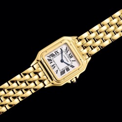 实拍 GF最强女表系列——卡地亚猎豹Panthre de Cartier。华丽而不羁，是Panthre de Cartier猎豹所传达的美学风格。它线条流畅，魅惑动人，柔软服帖于腕间，宛若在肌肤上翩翩起舞。独特的造型彰显成熟优雅、自信动人的女性形象。GF工厂以精湛技艺，原装开模，打造出与正品无异的精美流线表耳，与表壳一体成型。搭载瑞士朗达石英机芯，316L精钢壳套，尺寸：27 x 37毫米，厚度：6毫米，表冠镶嵌一颗合成蓝色尖晶石，镀银表盘，剑形蓝钢指针，100%三度防水。搭配专柜旅行包装物料。