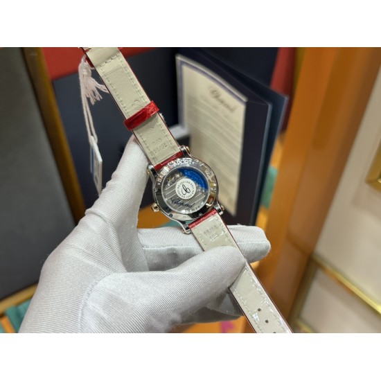 NR 实拍 最新配色 特别款 最强副本萧邦CHOPARD快乐钻系列(原版开模)「小号33mm 」历时一年多研发终于面世,在蓝气球已经是女士标配的时代 萧邦快乐钻系列女表脱颖而出,成为时尚界追捧的一股潮流!【 Factory HAPPY DIMION系列】此款不但能凸显出钻石的高贵而且更是「女神」最渴望拥有腕表之一 轻松出席各种场合不会出现「同款尴尬」【表带】标配美洲鳄鱼皮 【机芯】采用TOP级2892机芯,每颗机芯都经由制表师的精调细选,确保带来稳定可靠的精准走时。绝世精品!图为33尺寸 NR 实拍 最新配色 特别款 最强副本萧邦CHOPARD快乐钻系列(原版开模)「小号33mm 」历时一年多研发终于面世,在蓝气球已经是女士标配的时代 萧邦快乐钻系列女表脱颖而出,成为时尚界追捧的一股潮流!【 Factory HAPPY DIMION系列】此款不但能凸显出钻石的高贵而且更是「女神」最渴望拥有腕表之一 轻松出席各种场合不会出现「同款尴尬」【表带】标配美洲鳄鱼皮 【机芯】采用TOP级2892机芯,每颗机芯都经由制表师的精调细选,确保带来稳定可靠的精准走时。绝世精品!图为33尺寸
