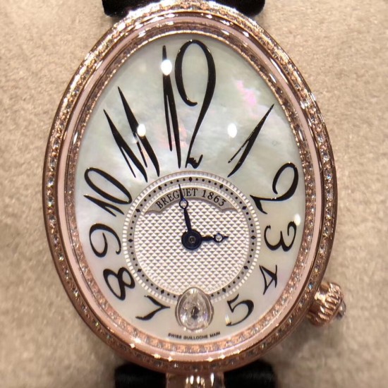 实拍 Breguet-宝玑那不勒斯皇后系列! 史上最强最美 超薄 最新升级版本 绝对值得拥有的一款 正品一致的拉丁料绢表带 蓝宝石拱桥弧形玻璃 表盘用天然白色珍珠母贝 阿拉伯数字时符 经典的蓝钢宝玑指针 6点位设有一颗水滴形钻石 机芯是586/1自动上链机 我们一直正品完美复刻 那不勒斯皇后款 绝对的女神气质名媛款 最重要的是百搭得来不失少女心 必入款❗带上一秒变女神,各种派对,晚会,聚会,约会,发布会,让你BlingBling。 实拍 Breguet-宝玑那不勒斯皇后系列! 史上最强最美 超薄 最新升级版本 绝对值得拥有的一款 正品一致的拉丁料绢表带 蓝宝石拱桥弧形玻璃 表盘用天然白色珍珠母贝 阿拉伯数字时符 经典的蓝钢宝玑指针 6点位设有一颗水滴形钻石 机芯是586/1自动上链机 我们一直正品完美复刻 那不勒斯皇后款 绝对的女神气质名媛款 最重要的是百搭得来不失少女心 必入款❗带上一秒变女神,各种派对,晚会,聚会,约会,发布会,让你BlingBling。