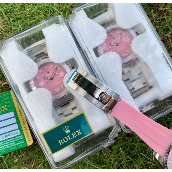 火爆款劳力士-ROLEX‼️粉水鬼限量版粉色小猪佩奇款 进口机芯 316L精钢表壳 蓝宝石玻璃镜面 直径38mm厚10mm 该款腕表备受女性喜爱,在不同的场合映耀着她们各自的独特个性与迷人风华 火爆款劳力士-ROLEX‼️粉水鬼限量版粉色小猪佩奇款 进口机芯 316L精钢表壳 蓝宝石玻璃镜面 直径38mm厚10mm 该款腕表备受女性喜爱,在不同的场合映耀着她们各自的独特个性与迷人风华