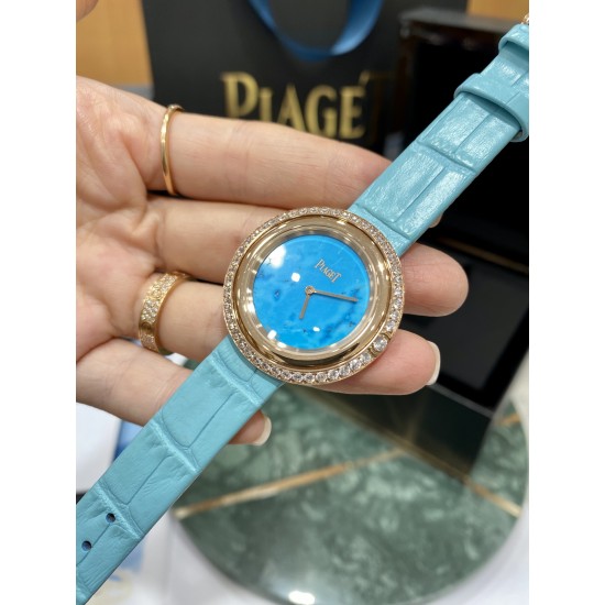 伯爵“时来运转”顶级奢侈品入门款四月季新配色 “蓝宝石”表面 拥有天然的蓝色变彩,展现独特的梦幻气息第一眼看到它的时候我一眼就中,首先是外观设计足够百搭,旋转式表圈可自由转动,外层一圈可来回转动 很有寓意、一起“转动,遇见非凡”。百搭中号34尺寸!上手很秀气,宝蓝色鳄鱼皮可轻松拆卸 看上去就高端,机芯采用瑞士进口石英机芯,螺旋式表圈316L精钢打磨抛光 表面光亮如镜、表盘内圈钻石刻度 11颗⭕️圆形美钻、外圈42颗圆形美钻 伯爵“时来运转”顶级奢侈品入门款四月季新配色 “蓝宝石”表面 拥有天然的蓝色变彩,展现独特的梦幻气息第一眼看到它的时候我一眼就中,首先是外观设计足够百搭,旋转式表圈可自由转动,外层一圈可来回转动 很有寓意、一起“转动,遇见非凡”。百搭中号34尺寸!上手很秀气,宝蓝色鳄鱼皮可轻松拆卸 看上去就高端,机芯采用瑞士进口石英机芯,螺旋式表圈316L精钢打磨抛光 表面光亮如镜、表盘内圈钻石刻度 11颗⭕️圆形美钻、外圈42颗圆形美钻