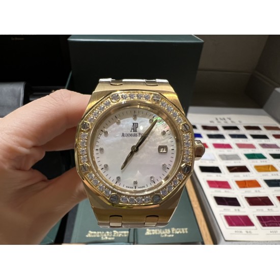 全网女神看过来[勾引][勾引]。独家现货，这款爱彼女表才是最具有性价比的…爱彼皇家橡树系列型号67601石英腕表，皇家橡树系列独有的八角形外观还拥有爱彼独特的设计风格也将女士优雅风格融入其中，深受女明星们的爱戴，即使只有33毫米的小尺寸，也将爱彼独有的纯净美感与刚毅线条展现的淋漓尽致而镶满钻石的表圈也为佩戴的女士增添了更多的柔美。巴蒂镶嵌一枚半透明凸面蓝宝石，搭载瑞士进口石英机芯，拥有实用的日历显示功能，女士们佩戴起来不会显得沉重 ！这种货一般数量不是很多哦