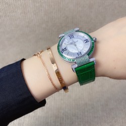 ★实拍 萧邦 CHOPARD IMPERIALE 系列腕表。独特风格带您走进一个新阶段并且成功塑造了崇尚自我表达和与众不同的生活化概念，316精钢材质，此表款全手工镶嵌施华洛世奇水晶钻，成为了美式奢侈生活风格的代表！进口石英机芯以及精细做工，佩戴贴手舒适，设计风格简约明朗。充满奢华璀璨的气息，光彩夺人、让你瞬间提升华丽的气质 ！