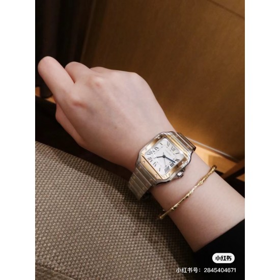 .钢带送皮带山度士女庄Santos de Cartier腕表 1⃣️表壳:316不锈钢2⃣️把的:七角形表冠 镶嵌一颗多切面蓝宝石 3⃣️表盘:阳光射线纹饰效果表盘/经典白罗马表盘4⃣️表针:剑型蓝钢指针 5⃣️表镜:蓝宝石水晶镜面 6⃣️钢表带:配备“SmartLink”表链调节装置 7⃣️表扣:搭配双重折叠表扣 表带均配备“QuickSwitch”表带快速替换装置 8⃣️表壳尺寸:35.1毫米 厚度:8.83毫米 防水深度10巴(约100米) .钢带送皮带山度士女庄Santos de Cartier腕表 1⃣️表壳:316不锈钢2⃣️把的:七角形表冠 镶嵌一颗多切面蓝宝石 3⃣️表盘:阳光射线纹饰效果表盘/经典白罗马表盘4⃣️表针:剑型蓝钢指针 5⃣️表镜:蓝宝石水晶镜面 6⃣️钢表带:配备“SmartLink”表链调节装置 7⃣️表扣:搭配双重折叠表扣 表带均配备“QuickSwitch”表带快速替换装置 8⃣️表壳尺寸:35.1毫米 厚度:8.83毫米 防水深度10巴(约100米)