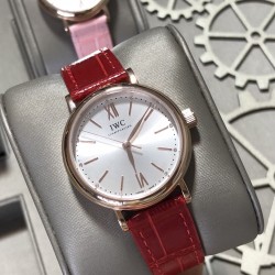 实拍【IWC 2019推出女士全新 Portofino波涛菲诺系列】1⃣️:壳套尺寸34mm/8.8mm采用316精钢材质打磨，每个壳套全程CNC处理所有细节达到完美2⃣️:采用进口日本9015天文台级别经过本厂严格把控 调试 达到零返修稳定性3⃣️:采用瑞士蓝宝石镜面 通透明亮4⃣️字面采用简洁的条丁罗马和表盘十二颗 设计呈现出精致典雅之感5⃣️:表带采用原装快速更换系统 搭配意大利小牛皮皮质柔软细腻:有六种颜色可选(绿色，兰色，黑色，深棕，酒红，粉色)6⃣️:原装表扣采用316精钢材质打磨