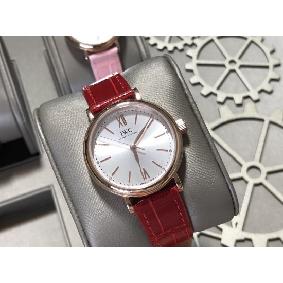 实拍【IWC 2019推出女士全新 Portofino波涛菲诺系列】1⃣️:壳套尺寸34mm/8.8mm采用316精钢材质打磨,每个壳套全程CNC处理所有细节达到完美2⃣️:采用进口日本9015天文台级别经过本厂严格把控 调试 达到零返修稳定性3⃣️:采用瑞士蓝宝石镜面 通透明亮4⃣️字面采用简洁的条丁罗马和表盘十二颗 设计呈现出精致典雅之感5⃣️:表带采用原装快速更换系统 搭配意大利小牛皮皮质柔软细腻:有六种颜色可选(绿色,兰色,黑色,深棕,酒红,粉色)6⃣️:原装表扣采用316精钢材质打磨 实拍【IWC 2019推出女士全新 Portofino波涛菲诺系列】1⃣️:壳套尺寸34mm/8.8mm采用316精钢材质打磨,每个壳套全程CNC处理所有细节达到完美2⃣️:采用进口日本9015天文台级别经过本厂严格把控 调试 达到零返修稳定性3⃣️:采用瑞士蓝宝石镜面 通透明亮4⃣️字面采用简洁的条丁罗马和表盘十二颗 设计呈现出精致典雅之感5⃣️:表带采用原装快速更换系统 搭配意大利小牛皮皮质柔软细腻:有六种颜色可选(绿色,兰色,黑色,深棕,酒红,粉色)6⃣️:原装表扣采用316精钢材质打磨