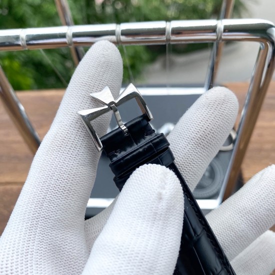 实物拍摄品牌：江诗丹顿 -Vacheron Constantin  类型：[酷]男士腕表表壳：316精钢（做工优质）表带：进口真牛皮/原装针扣机芯：进口西铁城8215全自动机械机芯（走时稳定）玻璃：高级强化镀膜镜面尺寸：直径40mm，厚度12.5mm