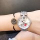 欧米茄蝶飞最新女神单品--外观雅致华美，彰显着引人瞩目的隽永美感。饰有镶座钻石刻度。进口石英机芯，走时精准无误。尺寸35mm