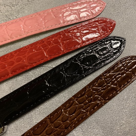实拍【精品升级版】卡地亚超薄坦克Cartier Tank Solo系列,一款百搭 性价比又高的手表 采用瑞士石英机芯,圆珠形表冠,镶嵌一颗凸圆形合成尖晶石,镀银珠光表盘,罗马数字时标,剑形蓝钢指针,蓝宝石水晶镜面,可搭配进口鳄鱼纹牛皮表带,另有多种颜色荔枝纹原版皮为你打造个性化腕间配饰,直径:小号2431mm,中号2734mm。佩戴舒适柔软服帖,上手显得高贵又典雅,很气质很女人独家货源。「认准细节,欢迎质量对比」 实拍【精品升级版】卡地亚超薄坦克Cartier Tank Solo系列,一款百搭 性价比又高的手表 采用瑞士石英机芯,圆珠形表冠,镶嵌一颗凸圆形合成尖晶石,镀银珠光表盘,罗马数字时标,剑形蓝钢指针,蓝宝石水晶镜面,可搭配进口鳄鱼纹牛皮表带,另有多种颜色荔枝纹原版皮为你打造个性化腕间配饰,直径:小号2431mm,中号2734mm。佩戴舒适柔软服帖,上手显得高贵又典雅,很气质很女人独家货源。「认准细节,欢迎质量对比」