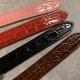 实拍【精品升级版】卡地亚超薄坦克Cartier Tank Solo系列,一款百搭 性价比又高的手表 采用瑞士石英机芯,圆珠形表冠,镶嵌一颗凸圆形合成尖晶石,镀银珠光表盘,罗马数字时标,剑形蓝钢指针,蓝宝石水晶镜面,可搭配进口鳄鱼纹牛皮表带,另有多种颜色荔枝纹原版皮为你打造个性化腕间配饰,直径:小号2431mm,中号2734mm。佩戴舒适柔软服帖,上手显得高贵又典雅,很气质很女人独家货源。「认准细节,欢迎质量对比」 实拍【精品升级版】卡地亚超薄坦克Cartier Tank Solo系列,一款百搭 性价比又高的手表 采用瑞士石英机芯,圆珠形表冠,镶嵌一颗凸圆形合成尖晶石,镀银珠光表盘,罗马数字时标,剑形蓝钢指针,蓝宝石水晶镜面,可搭配进口鳄鱼纹牛皮表带,另有多种颜色荔枝纹原版皮为你打造个性化腕间配饰,直径:小号2431mm,中号2734mm。佩戴舒适柔软服帖,上手显得高贵又典雅,很气质很女人独家货源。「认准细节,欢迎质量对比」