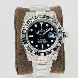 【VRS Factory2022墙裂推荐 市场最高版本】奢华大作，劳力士Rolex SUB潜航者后镶钻定制版！是奢华闪耀与永不退色的融合，更是经典潮流的不二之选！1⃣️【表壳】直径40MM。每一颗钻石/彩宝均来自奥地利（施华洛世奇原产地）经过严格的筛选，确保颜色，大小，火彩统一，专业珠宝镶嵌师精心镶嵌。2⃣️【表带】跟官网同步，904L蚝式钢完美还原坚固耐用的优良血统，效果可媲美原装。3⃣️【机芯】采用复刻界的机芯之王——搭配3135自动上旋机芯。VRS Factory匠心力作 敬请各路表友品鉴！