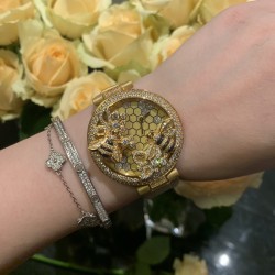 ❤️卡地亚-Cartier 创意珠宝腕表俩只勤劳小蜜蜂飞在花丛中并镶嵌在表壳上，俩只小蜜蜂更是栩栩如生！蜜蜂与花为伴、与花为善，既敬业又务实。完美的比例更彰显出精密工艺。镶嵌366颗钻体现出此腕表的高贵。让你佩戴上手更自信！表径：40mm。承载瑞士Ronda石英机芯。