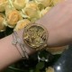 ❤️卡地亚-Cartier 创意珠宝腕表俩只勤劳小蜜蜂飞在花丛中并镶嵌在表壳上,俩只小蜜蜂更是栩栩如生!蜜蜂与花为伴、与花为善,既敬业又务实。完美的比例更彰显出精密工艺。镶嵌366颗钻体现出此腕表的高贵。让你佩戴上手更自信!表径:40mm。承载瑞士Ronda石英机芯。 ❤️卡地亚-Cartier 创意珠宝腕表俩只勤劳小蜜蜂飞在花丛中并镶嵌在表壳上,俩只小蜜蜂更是栩栩如生!蜜蜂与花为伴、与花为善,既敬业又务实。完美的比例更彰显出精密工艺。镶嵌366颗钻体现出此腕表的高贵。让你佩戴上手更自信!表径:40mm。承载瑞士Ronda石英机芯。