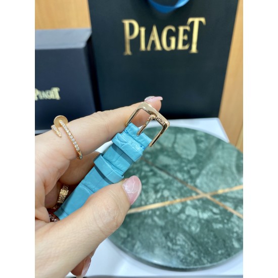 伯爵“时来运转”顶级奢侈品入门款四月季新配色 “蓝宝石”表面 拥有天然的蓝色变彩,展现独特的梦幻气息第一眼看到它的时候我一眼就中,首先是外观设计足够百搭,旋转式表圈可自由转动,外层一圈可来回转动 很有寓意、一起“转动,遇见非凡”。百搭中号34尺寸!上手很秀气,宝蓝色鳄鱼皮可轻松拆卸 看上去就高端,机芯采用瑞士进口石英机芯,螺旋式表圈316L精钢打磨抛光 表面光亮如镜、表盘内圈钻石刻度 11颗⭕️圆形美钻、外圈42颗圆形美钻 伯爵“时来运转”顶级奢侈品入门款四月季新配色 “蓝宝石”表面 拥有天然的蓝色变彩,展现独特的梦幻气息第一眼看到它的时候我一眼就中,首先是外观设计足够百搭,旋转式表圈可自由转动,外层一圈可来回转动 很有寓意、一起“转动,遇见非凡”。百搭中号34尺寸!上手很秀气,宝蓝色鳄鱼皮可轻松拆卸 看上去就高端,机芯采用瑞士进口石英机芯,螺旋式表圈316L精钢打磨抛光 表面光亮如镜、表盘内圈钻石刻度 11颗⭕️圆形美钻、外圈42颗圆形美钻