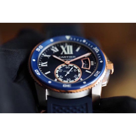 Cartier 卡地亚 卡利博CALIBRE DE CARTIER系列,316精钢表壳,陶瓷夜光圈口,尺寸42mm,搭载全自动机械机芯,进口天然橡胶表带,Super LumiNova夜光涂层三角时标,时尚与运动结合的潜水表硬朗而霸气,彰显气质。 Cartier 卡地亚 卡利博CALIBRE DE CARTIER系列,316精钢表壳,陶瓷夜光圈口,尺寸42mm,搭载全自动机械机芯,进口天然橡胶表带,Super LumiNova夜光涂层三角时标,时尚与运动结合的潜水表硬朗而霸气,彰显气质。