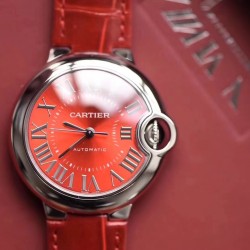 V6出品 CARTIER卡地亚蓝气球系列WSBB0022腕表，蓝气球系列，新款，中国红，尺寸：33*11毫米，悦目的红色，既象征爱情的热烈，也传达团圆的喜悦。浓情蜜意，化作红色鳄鱼皮表带，在爱人的腕间缠绕；凸圆形尖晶石镶嵌在凹槽式表冠，优雅而静谧；红色阳光射线纹饰表盘流光溢彩，如绚烂的红玫瑰，见证幸福与喜悦的时刻；剑形银色指针精准地记录下永恒的挚爱宣言，触动爱的心跳。此次一次性发售的卡地亚“中国红”蓝气球腕表，将为2020新年带来鸿运好彩头。