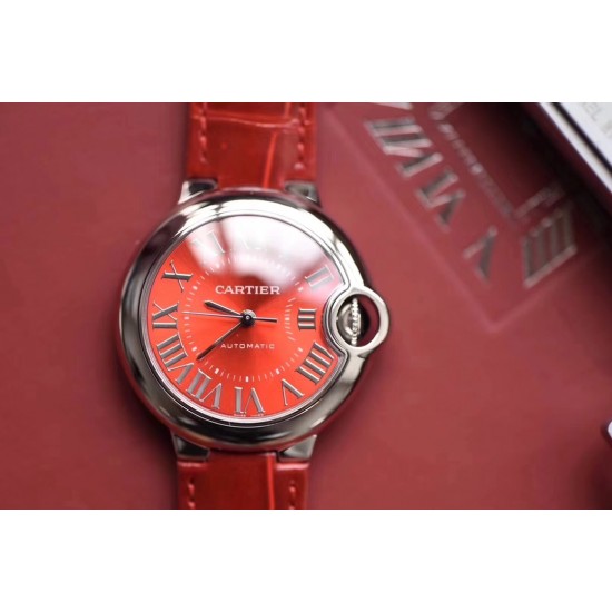 V6出品 CARTIER卡地亚蓝气球系列WSBB0022腕表,蓝气球系列,新款,中国红,尺寸:33*11毫米,悦目的红色,既象征爱情的热烈,也传达团圆的喜悦。浓情蜜意,化作红色鳄鱼皮表带,在爱人的腕间缠绕;凸圆形尖晶石镶嵌在凹槽式表冠,优雅而静谧;红色阳光射线纹饰表盘流光溢彩,如绚烂的红玫瑰,见证幸福与喜悦的时刻;剑形银色指针精准地记录下永恒的挚爱宣言,触动爱的心跳。此次一次性发售的卡地亚“中国红”蓝气球腕表,将为2020新年带来鸿运好彩头。 V6出品 CARTIER卡地亚蓝气球系列WSBB0022腕表,蓝气球系列,新款,中国红,尺寸:33*11毫米,悦目的红色,既象征爱情的热烈,也传达团圆的喜悦。浓情蜜意,化作红色鳄鱼皮表带,在爱人的腕间缠绕;凸圆形尖晶石镶嵌在凹槽式表冠,优雅而静谧;红色阳光射线纹饰表盘流光溢彩,如绚烂的红玫瑰,见证幸福与喜悦的时刻;剑形银色指针精准地记录下永恒的挚爱宣言,触动爱的心跳。此次一次性发售的卡地亚“中国红”蓝气球腕表,将为2020新年带来鸿运好彩头。