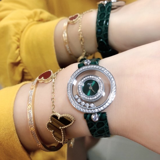 【独家美拍萧邦经邦萧邦HAPPY DIAMONDS系列快乐钻腕表】新增最新绿表盘 蓝宝石玻璃镜面 我们就是自己的神话 原厂瑞士石英机芯 镜面内7颗快乐钻自由转动 活动钻石围绕表盘回旋起舞 制作精巧的表壳玩味透明概念 chopard家标志性的Happy钻石在两片蓝宝石水晶玻璃 形成的空间内自由滑动 充分展现自由和欢快的感觉 表壳顶端与底端各缀有一圈钻石 树叶形指针 较小的同心圆为珍珠母贝质地 呈圆满的球型 两个同心圆环上皆全手工镶有钻石 七颗灵动钻石如悬空漂浮一般 细节见真知 【独家美拍萧邦经邦萧邦HAPPY DIAMONDS系列快乐钻腕表】新增最新绿表盘 蓝宝石玻璃镜面 我们就是自己的神话 原厂瑞士石英机芯 镜面内7颗快乐钻自由转动 活动钻石围绕表盘回旋起舞 制作精巧的表壳玩味透明概念 chopard家标志性的Happy钻石在两片蓝宝石水晶玻璃 形成的空间内自由滑动 充分展现自由和欢快的感觉 表壳顶端与底端各缀有一圈钻石 树叶形指针 较小的同心圆为珍珠母贝质地 呈圆满的球型 两个同心圆环上皆全手工镶有钻石 七颗灵动钻石如悬空漂浮一般 细节见真知