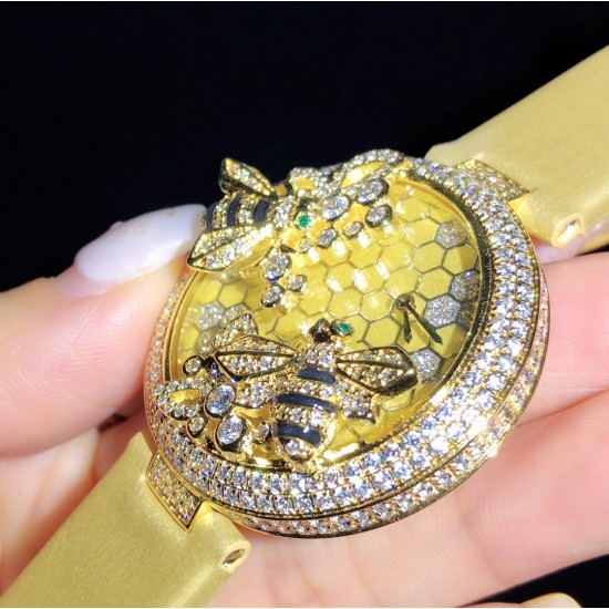 实拍 Cartier-卡地亚 创意宝石BESTIAIRE系列 HPI00480 珐琅 40毫米 石英机芯 女士腕表 黄金表盘 镶钻 半透明黄色内填珐琅 2只黄金蜜蜂装饰 镶嵌明亮式切割圆钻 黄色钻石及黑色珐琅条纹 4枚祖母绿蜂眼 这款腕表由尊贵超凡的金属雕琢而成 并衬以珍奇夺目的宝石 堪称高级珠宝中的真正典范 不仅如此 把一株繁茂的植物或者一只惊艳的动物设计成为表盘的造型 既给品牌创意增添了一丝神秘 又在作品中蕴藏了一份雅致 实拍 Cartier-卡地亚 创意宝石BESTIAIRE系列 HPI00480 珐琅 40毫米 石英机芯 女士腕表 黄金表盘 镶钻 半透明黄色内填珐琅 2只黄金蜜蜂装饰 镶嵌明亮式切割圆钻 黄色钻石及黑色珐琅条纹 4枚祖母绿蜂眼 这款腕表由尊贵超凡的金属雕琢而成 并衬以珍奇夺目的宝石 堪称高级珠宝中的真正典范 不仅如此 把一株繁茂的植物或者一只惊艳的动物设计成为表盘的造型 既给品牌创意增添了一丝神秘 又在作品中蕴藏了一份雅致