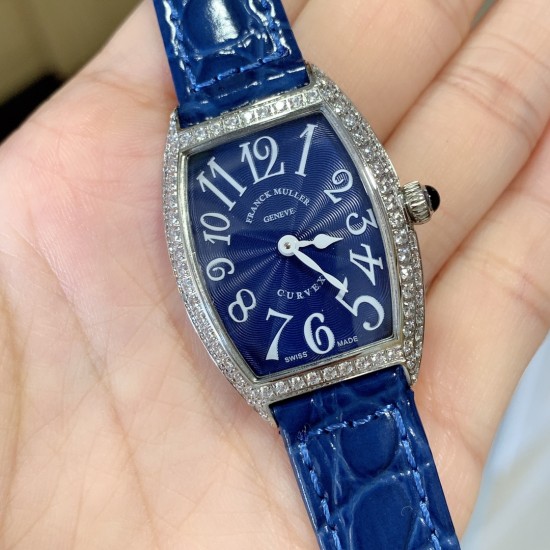 实拍 小红书强推 新色 FranckMuller 法兰克穆勒腕表是世界最知名的高级腕表品牌之一,也是无数男女明星的热捧之物。小酒桶型上手更潮,瑞士石英,表壳后盖桥形设计,贴手型 316上等精钢.26mm 实拍 小红书强推 新色 FranckMuller 法兰克穆勒腕表是世界最知名的高级腕表品牌之一,也是无数男女明星的热捧之物。小酒桶型上手更潮,瑞士石英,表壳后盖桥形设计,贴手型 316上等精钢.26mm