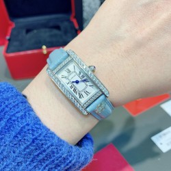 卡地亚-美国坦克-Cartier Tank Amricaine腕表，小号表款，三码合一。采用蓝宝‮水石‬晶镜面，瑞士石英机芯。原版开模，精钢表壳，八角形表冠，镶嵌一颗合成蓝色尖晶石，镀银表盘，剑形蓝钢指针，搭配原装光面折叠表扣，采用进口多色小牛皮。腕‮大表‬器优雅，深‮行受‬家青睐。表壳尺寸：34.80 x 19.00毫米。