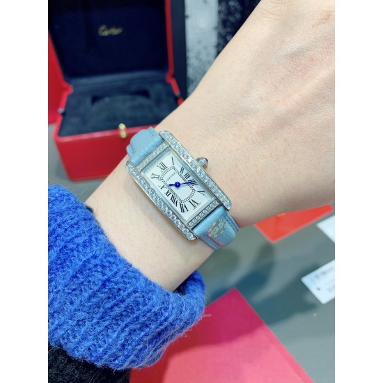 卡地亚-美国坦克-Cartier Tank Amricaine腕表,小号表款,三码合一。采用蓝宝水石晶镜面,瑞士石英机芯。原版开模,精钢表壳,八角形表冠,镶嵌一颗合成蓝色尖晶石,镀银表盘,剑形蓝钢指针,搭配原装光面折叠表扣,采用进口多色小牛皮。腕大表器优雅,深行受家青睐。表壳尺寸:34.80 x 19.00毫米。 卡地亚-美国坦克-Cartier Tank Amricaine腕表,小号表款,三码合一。采用蓝宝水石晶镜面,瑞士石英机芯。原版开模,精钢表壳,八角形表冠,镶嵌一颗合成蓝色尖晶石,镀银表盘,剑形蓝钢指针,搭配原装光面折叠表扣,采用进口多色小牛皮。腕大表器优雅,深行受家青睐。表壳尺寸:34.80 x 19.00毫米。