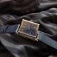 实拍 MG荣誉出品 业内首次突破一机双面双时区!帅到掉渣!积家 Reverso Tribute双面双时区翻转腕表 简洁的小三针正面素雅、温和,规整的反面拥有昼夜显示以及第二时区显示功能,佩戴者仅需一个翻转的瞬间,第二表盘的秘密便尽数呈现。腕表中有两种“面容”呈现,可以迎合佩戴者身处的场景、穿搭以及变换的喜好,既具备耐看的潜质,又可以随时随地更改“容颜”,令人沉迷。机芯:854A/2(百万级研发 手动机械 一机双面双时区)尺寸:49*29mm表带:意大利小牛皮 实拍 MG荣誉出品 业内首次突破一机双面双时区!帅到掉渣!积家 Reverso Tribute双面双时区翻转腕表 简洁的小三针正面素雅、温和,规整的反面拥有昼夜显示以及第二时区显示功能,佩戴者仅需一个翻转的瞬间,第二表盘的秘密便尽数呈现。腕表中有两种“面容”呈现,可以迎合佩戴者身处的场景、穿搭以及变换的喜好,既具备耐看的潜质,又可以随时随地更改“容颜”,令人沉迷。机芯:854A/2(百万级研发 手动机械 一机双面双时区)尺寸:49*29mm表带:意大利小牛皮