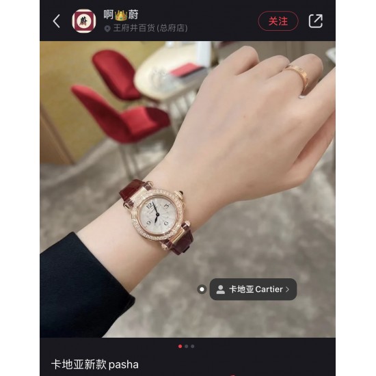 2022情人节首推[玫瑰]卡地亚新款Pasha 帕莎系列 全新直径30mm ，设计别具一格 “不以规矩，也能各现方圆” 圆中见方，方形分钟轨搭配圆润表盘对立元素巧妙演绎和谐美感，全新镶嵌表冠，短链固定旋入式表冠盖，隐藏一颗蓝色尖晶石，尽显匠心格调。35毫米表款（女款中号）30毫米表款（超Q女款小号）进口瑞士石英机芯，316L精钢表壳，意大利小牛皮表带，淬火钢蓝指针，蓝宝石水晶镜面。