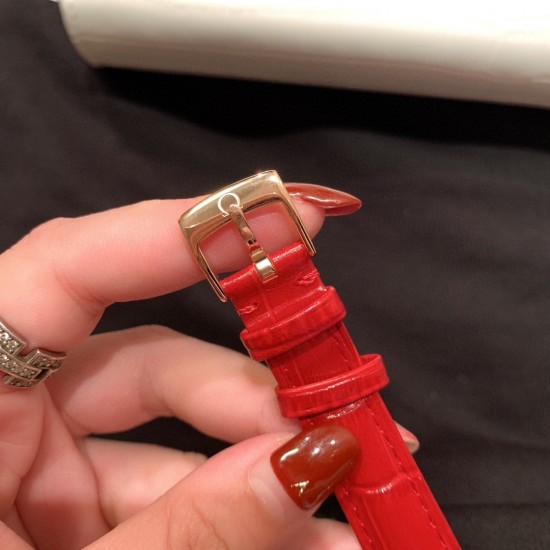 ★实拍 欧米茄-OMEGA 欧米茄碟飞名典系列 女士腕表 欧米茄名典腕表诞生于1949年,其纤薄而典雅的金质表壳别具一格,内部搭载的超薄机芯极具传奇色彩。渐变色弧面表盘,搭配抛光18K金指针,6点位设置有日历窗口,34mm玫瑰金表壳配以多色双面意大利牛皮表带。低调的奢华,简约而不简单. ★实拍 欧米茄-OMEGA 欧米茄碟飞名典系列 女士腕表 欧米茄名典腕表诞生于1949年,其纤薄而典雅的金质表壳别具一格,内部搭载的超薄机芯极具传奇色彩。渐变色弧面表盘,搭配抛光18K金指针,6点位设置有日历窗口,34mm玫瑰金表壳配以多色双面意大利牛皮表带。低调的奢华,简约而不简单.