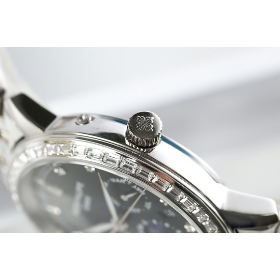 年末巨献“pp时尚新款 PATEK PHILIPPE【新年巨献 最高版本】百达翡丽超级复杂多功能系列(5721P-002)ZF厂高品质钢带款变运动系列原装9100升级版机芯。所有功能同正品(3字位月份显示 6字位24小时显示 9字位24小时和日月星辰显示),和原装一样的带水平压纹工艺,带荧光刻度 ,41mm直径。316L精钢镀金,原装进口蓝宝石水晶镜面。5721和5721P款的外钻为施华洛世奇钻,通透闪亮,气质非凡。在目前技术范畴内尽可能接近原装,此款腕表让您驾驭所有场合。 年末巨献“pp时尚新款 PATEK PHILIPPE【新年巨献 最高版本】百达翡丽超级复杂多功能系列(5721P-002)ZF厂高品质钢带款变运动系列原装9100升级版机芯。所有功能同正品(3字位月份显示 6字位24小时显示 9字位24小时和日月星辰显示),和原装一样的带水平压纹工艺,带荧光刻度 ,41mm直径。316L精钢镀金,原装进口蓝宝石水晶镜面。5721和5721P款的外钻为施华洛世奇钻,通透闪亮,气质非凡。在目前技术范畴内尽可能接近原装,此款腕表让您驾驭所有场合。