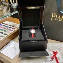 全网女生听我的！买它…❤️。     伯爵“时来运转”顶级奢侈品入门款精致的 29mm尺寸大小！第一眼看到它的时候我一眼就中，首先是外观设计足够百搭，➕上外层一圈可来回转动 很有寓意、一起“转动，遇见非凡”。上手很秀气，彩色鳄鱼皮可轻松拆卸 看上去就高端，机芯采用瑞士进口石英机芯，螺旋式表圈316L精钢打磨抛光 表面光亮如镜、表盘内圈钻石刻度 11颗⭕️圆形美钻（约0.07克拉）外圈一颗圆形美钻（约0.05克拉）