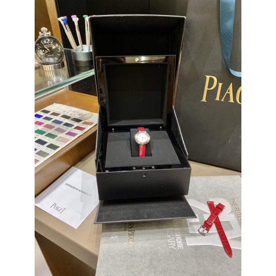 全网女生听我的!买它…❤️。 伯爵“时来运转”顶级奢侈品入门款精致的 29mm尺寸大小!第一眼看到它的时候我一眼就中,首先是外观设计足够百搭,➕上外层一圈可来回转动 很有寓意、一起“转动,遇见非凡”。上手很秀气,彩色鳄鱼皮可轻松拆卸 看上去就高端,机芯采用瑞士进口石英机芯,螺旋式表圈316L精钢打磨抛光 表面光亮如镜、表盘内圈钻石刻度 11颗⭕️圆形美钻(约0.07克拉)外圈一颗圆形美钻(约0.05克拉) 全网女生听我的!买它…❤️。 伯爵“时来运转”顶级奢侈品入门款精致的 29mm尺寸大小!第一眼看到它的时候我一眼就中,首先是外观设计足够百搭,➕上外层一圈可来回转动 很有寓意、一起“转动,遇见非凡”。上手很秀气,彩色鳄鱼皮可轻松拆卸 看上去就高端,机芯采用瑞士进口石英机芯,螺旋式表圈316L精钢打磨抛光 表面光亮如镜、表盘内圈钻石刻度 11颗⭕️圆形美钻(约0.07克拉)外圈一颗圆形美钻(约0.05克拉)