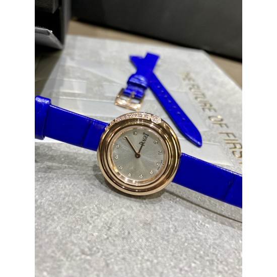 全网女生听我的!买它…❤️。 伯爵“时来运转”顶级奢侈品入门款精致的 29mm尺寸大小!第一眼看到它的时候我一眼就中,首先是外观设计足够百搭,➕上外层一圈可来回转动 很有寓意、一起“转动,遇见非凡”。上手很秀气,彩色鳄鱼皮可轻松拆卸 看上去就高端,机芯采用瑞士进口石英机芯,螺旋式表圈316L精钢打磨抛光 表面光亮如镜、表盘内圈钻石刻度 11颗⭕️圆形美钻(约0.07克拉)外圈一颗圆形美钻(约0.05克拉) 全网女生听我的!买它…❤️。 伯爵“时来运转”顶级奢侈品入门款精致的 29mm尺寸大小!第一眼看到它的时候我一眼就中,首先是外观设计足够百搭,➕上外层一圈可来回转动 很有寓意、一起“转动,遇见非凡”。上手很秀气,彩色鳄鱼皮可轻松拆卸 看上去就高端,机芯采用瑞士进口石英机芯,螺旋式表圈316L精钢打磨抛光 表面光亮如镜、表盘内圈钻石刻度 11颗⭕️圆形美钻(约0.07克拉)外圈一颗圆形美钻(约0.05克拉)