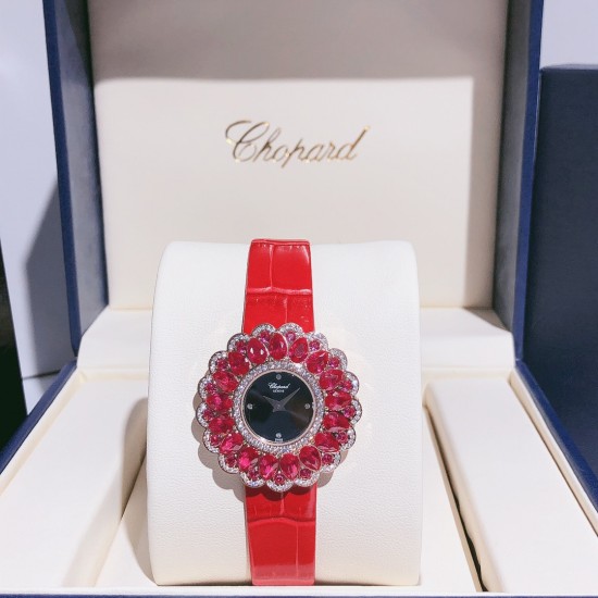 实拍 萧邦-Chopard❥ Precious Chopard系列❥瑞士石英机芯❥蓝宝石玻璃镜面❥表壳直径约36mm 厚度约8mm❥今年以“舞会”为主题,推出Precious Chopard系列高级珠宝与珠宝表新作。以钻石和多种彩色贵重宝石为Precious Chopard系列珠宝装饰出华丽的外衣,由最出色的珠宝师以卓绝工艺精心制作,散发出盛大晚会的恢宏气势。 实拍 萧邦-Chopard❥ Precious Chopard系列❥瑞士石英机芯❥蓝宝石玻璃镜面❥表壳直径约36mm 厚度约8mm❥今年以“舞会”为主题,推出Precious Chopard系列高级珠宝与珠宝表新作。以钻石和多种彩色贵重宝石为Precious Chopard系列珠宝装饰出华丽的外衣,由最出色的珠宝师以卓绝工艺精心制作,散发出盛大晚会的恢宏气势。