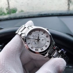 SJ出品 品牌：欧米茄 OMEGA R2 新系列 简约而典雅的316L精钢壳套 镶入钨钢材质 台湾工厂最高工艺塑造 搭载最新原装日本进口机械机芯（零返修）9字位二十四小时显示，4字位跑秒盘，蓝宝石防刮镜面，原装蝴蝶按扣 塑造顶级完美腕表。绅士所拥有的标准尺寸：40mm*11mm。高贵雅致及精美细腻的工艺！对完美的不懈追求。三杰精致推荐男士机械腕表 SJ为你精心打造超真实实物图拍摄
