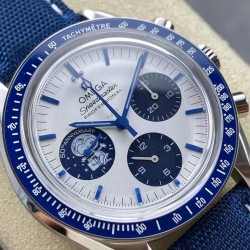 OMEGA 欧米茄 超霸系列！310.32.42.50.02.001“满配版”史努比50周年纪念腕表本次V4版本具体升级如下：1：表壳两侧的倒角以及拉丝打磨均做到和原版一致。2：圈口的陶瓷圈做工颜色均跟原版一致。3：机芯采用3861手动上链跟原版一致，机芯经过多方面升级改良比之前更加稳定。4：此次钢带款是按照国外官网原版开模打造，真正做到1比1对版。5：附带至臻天文台认证卡，同步感应直达官网对应表款！N1出品、带你进入最完美史努比太空遨游！
