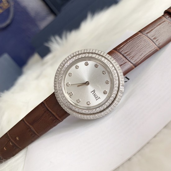 实拍 伯爵-PIAGET 女士腕表 瑞士石英机芯 316L精钢表壳 真牛皮表带 尺寸34*8mm 蓝宝石玻璃镜面 简约的设计,大胆而多彩的配色,以及旋转表圈是伯爵品牌 Possession腕表的特质所在。通过品牌制表师们天马星空的创意,将各个亮色的表带与贵金属、钻石、精钢材质相融,通过圆形盘面的演绎,令全新的 Possession腕表越发闪耀夺目,给人眼前一亮之感。 实拍 伯爵-PIAGET 女士腕表 瑞士石英机芯 316L精钢表壳 真牛皮表带 尺寸34*8mm 蓝宝石玻璃镜面 简约的设计,大胆而多彩的配色,以及旋转表圈是伯爵品牌 Possession腕表的特质所在。通过品牌制表师们天马星空的创意,将各个亮色的表带与贵金属、钻石、精钢材质相融,通过圆形盘面的演绎,令全新的 Possession腕表越发闪耀夺目,给人眼前一亮之感。
