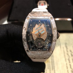 【独家实拍 理查德•米勒 】 《Richard Mille》新成员：（RM71-01 Talisman ）女士腕表 专为女性设计，金质表盘上装饰有独特的「护身符」    表盘有10种不同的设计版本，腕表的每一颗钻石与珍珠贝面均由人工手动镶嵌   蓝宝石镜面与镂空式设计让您一览无余！原装西铁城全自动机械机芯，精致走时低至零返修！表带材质可采用橡胶带与牛皮带，搭配原装带钻折叠扣！「RM 71-01 Talisman」是对当代女性的致敬——是当代女性不可多得的完美选择！独家实拍，欢迎转发！